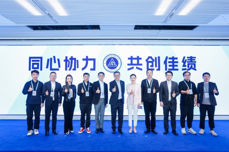 足球報(bào)：10家企業(yè)捧場(chǎng)新賽季出征儀式，深圳新鵬城進(jìn)一步做強(qiáng)做優(yōu)
