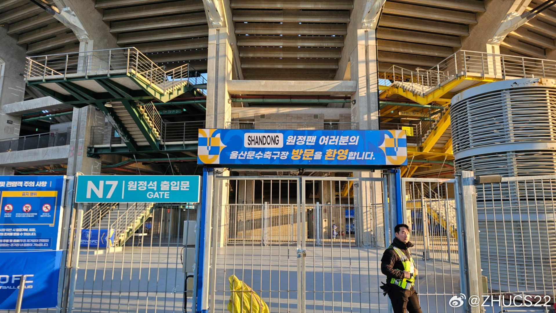 博主：蔚山現(xiàn)場工作人員、轉(zhuǎn)播車、安保在準(zhǔn)備撤場，場外一片安靜